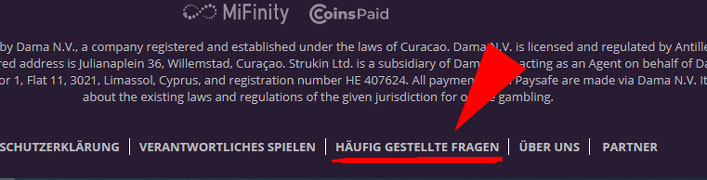 Wer schnell und unkompliziert Hilfe sucht, muss im Playamo Casino nur bis ganz nach unten Scrollen. Dort findet er den Link zu den "Häufig gestellten Fragen".